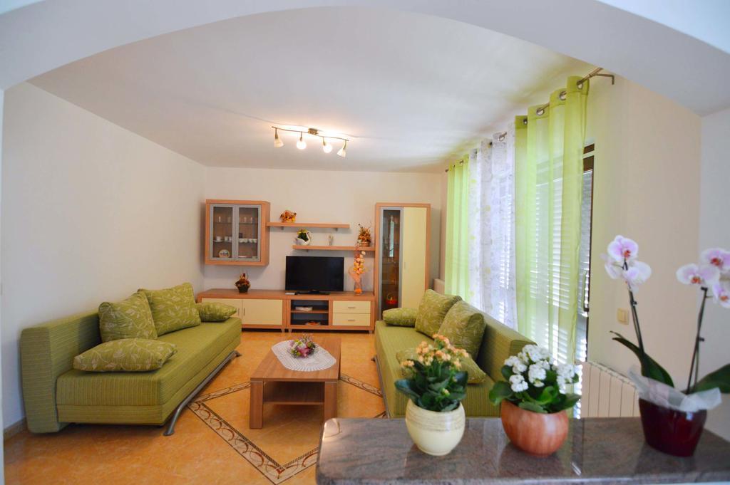 Garden Apartment Maria Vrsar Exteriör bild
